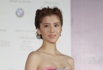 年紀(jì)輕輕的香港90后新生代女星吳千語在紅毯上的裝扮恰到好處，公主蓬蓬裙似乎將春天的色彩隨意潑灑在裙擺，輕盈的色彩讓油畫般的復(fù)古藝術(shù)風(fēng)并沒有顯得太過厚重。唯一不足的是閃鉆腰帶，將靈動(dòng)女神拽變成媚俗妖精。