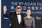 身著阿瑪尼藕荷色套裝的章子怡沖著影后而來，但除了上衣短顯腿長之外，實(shí)在找不出任何其他優(yōu)點(diǎn)。比起模特的裸膚和異域風(fēng)情，章子怡從頭到腳把自己包裹嚴(yán)實(shí)，腰線也過于寬松，整體造型莊重過了頭，沉到星塵里、低到霧霾內(nèi)。