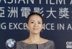 身著阿瑪尼藕荷色套裝的章子怡沖著影后而來，但除了上衣短顯腿長之外，實(shí)在找不出任何其他優(yōu)點(diǎn)。比起模特的裸膚和異域風(fēng)情，章子怡從頭到腳把自己包裹嚴(yán)實(shí)，腰線也過于寬松，整體造型莊重過了頭，沉到星塵里、低到霧霾內(nèi)。