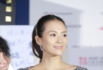 身著阿瑪尼藕荷色套裝的章子怡沖著影后而來，但除了上衣短顯腿長之外，實(shí)在找不出任何其他優(yōu)點(diǎn)。比起模特的裸膚和異域風(fēng)情，章子怡從頭到腳把自己包裹嚴(yán)實(shí)，腰線也過于寬松，整體造型莊重過了頭，沉到星塵里、低到霧霾內(nèi)。