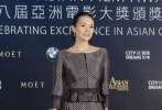 身著阿瑪尼藕荷色套裝的章子怡沖著影后而來，但除了上衣短顯腿長之外，實(shí)在找不出任何其他優(yōu)點(diǎn)。比起模特的裸膚和異域風(fēng)情，章子怡從頭到腳把自己包裹嚴(yán)實(shí)，腰線也過于寬松，整體造型莊重過了頭，沉到星塵里、低到霧霾內(nèi)。