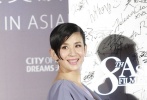 三姑君如姐姐同樣一身藕荷色長裙，完整剪裁的設(shè)計(jì)輕盈靈動(dòng)，減齡不少。但是切記啊，藕荷色挑人，如果你不是皮膚白皙如雪的話，千萬不要亂入此色，否則整個(gè)人就會(huì)蠟黃如土。