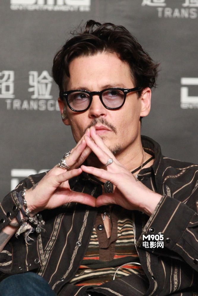 约翰尼德普携《超验骇客》来华 获赠算盘觉新奇