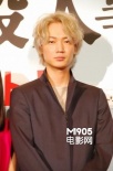 綾野剛變身“金發(fā)潮男” 出席新片首映苦笑自嘲