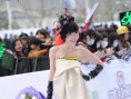 吳莫愁低胸裝PK容祖兒優(yōu)雅藍(lán)裙 羽凡回應(yīng)離婚門
