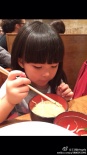 王詩齡吃面萌翻網友 李湘烈焰紅唇出鏡抱愛女