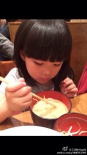 王詩(shī)齡吃面萌翻網(wǎng)友 李湘烈焰紅唇出鏡抱愛女