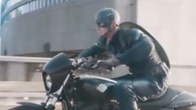 《美国队长2》精彩片段 美队驾摩托冲破战机阻碍