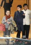 孙俪不理婚变传闻挺肚逛街 看童裙二胎疑为女儿