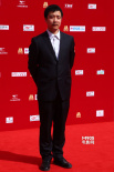 杨瑾西装革履亮相红毯亲切微笑 获青年导演提名