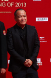宁浩身穿黑西装亮相红毯 包揽全部提名难掩兴奋