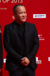 宁浩身穿黑西装亮相红毯 包揽全部提名难掩兴奋