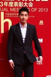 赵又廷黑西装微笑亮相帅气抢镜 入围年度男演员