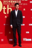 赵又廷黑西装微笑亮相帅气抢镜 入围年度男演员
