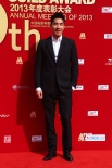 赵又廷黑西装微笑亮相帅气抢镜 入围年度男演员