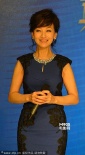“白娘子”趙雅芝撅嘴賣萌 抱粉絲展女神笑顏
