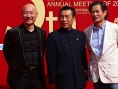 導(dǎo)演張建亞亮相紅毯全程微笑 江平導(dǎo)演親切揮手