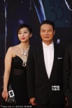钱嘉乐携爱妻恩爱亮相 汤盈盈低胸礼服配红唇