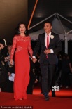 任达华携手女伴亮相红毯 心情大好频频挥手致意