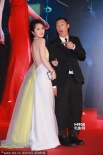 杨千嬅薄纱长裙大露美背 引余文乐偷瞄性感身材