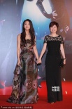 湯唯獲最佳女主提名嫵媚現(xiàn)身 手牽導(dǎo)演性感撩發(fā)