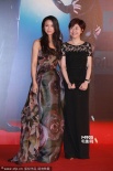 湯唯獲最佳女主提名嫵媚現(xiàn)身 手牽導(dǎo)演性感撩發(fā)