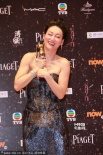 最佳女配角惠英红后台亲吻奖杯 笑逐颜开难自已