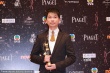 Enoch Chan获最佳视效现身后台 手捧奖杯显庄重
