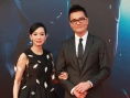 毛舜筠身穿黑裙羽毛巧點(diǎn)綴 手挽林家棟小鳥(niǎo)依人