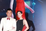 杜琪峰的兩位愛將鄭秀文與古天樂攜手登場，氣勢逼人。身著Roberto Cavalli黑色緊身拖地長裙的Sammi繼續(xù)凹凸著讓所有女明星羨慕不已的紙片人形板身材，一轉(zhuǎn)身裸背扛著的“金蛇郎君”馬上變身“鐘無艷”，雖然是撞衫款，但比起莎朗·斯通的豐腴老態(tài)，“何佳彤”的港范兒可更加妖媚犀利。