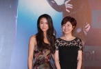 Escada2014秋冬系列鮮花印花長裙讓湯唯徹底成為文藝女王，油彩的隨性恰如其分地展現(xiàn)出湯唯的性感嫵媚，但長披肩的凌亂發(fā)型缺乏精致感，為本身就為秋冬設(shè)計(jì)的抹胸裙擺更顯沉重。