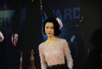 凭借《中国合伙人》拿到新演员和最佳女配角提名的杜鹃见惯大场面，身着Prada的拼接长裙，依旧走“杜鹃”路线，依旧高冷到底。黑红颜色对比、钻饰与天鹅绒质地对比，都带有强烈的时尚冲击感。