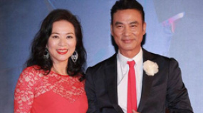 任達(dá)華攜妻子亮相 鄭文雅紅色透視蕾絲成熟性感