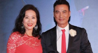 任達(dá)華攜妻子亮相 鄭文雅紅色透視蕾絲成熟性感