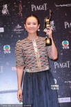 影后章子怡亮相后台 国际章手捧奖杯露甜美微笑