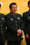 黃宏穿軍裝英武登紅毯 笑意盈盈揮手致意顯親切
