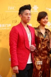 《閨蜜》主創(chuàng)亮相 吳建豪惹眼穿紅裝牽手陳意涵