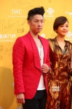 《閨蜜》主創(chuàng)亮相 吳建豪惹眼穿紅裝牽手陳意涵