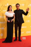 袁珊珊黑白长裙红毯大秀美肩 明道忙挥手心情佳