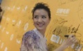 開幕式主持人經(jīng)緯亮相 優(yōu)雅長(zhǎng)裙盡顯“名嘴”氣勢(shì)