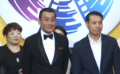 《王牌》剧组亮相红毯 梁家辉微笑挥手显亲切