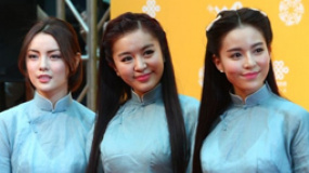 《女生宿舍》主创红毯秀 温心民国学生装甜美娇羞