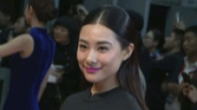 刘璇黑色长裙轻盈漫步 熟女风范荧光手提包抢镜