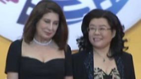 《飞虎月亮花》主创登红毯 中、美制片人亲密携手