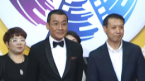 《王牌》剧组亮相红毯 梁家辉微笑挥手显亲切