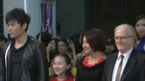 《夜莺》剧组亮相横跨三代 童星杨心仪红裙亮眼