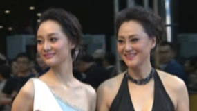 大宋佳深V长裙尽显熟女性感 与女儿“黑白配”