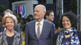 法国影人代表集体亮相 红毯再吹“浪漫之风”