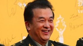 黄宏携八一厂主创红毯亮相 《风云1927》气势十足