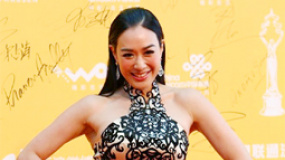 钟丽缇牵手谭耀文亮相 中式裸色绣花长裙丰腴妖娆